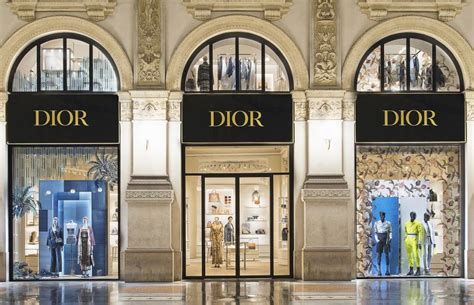 opere arte dior boutique milano|galleria Dior roma.